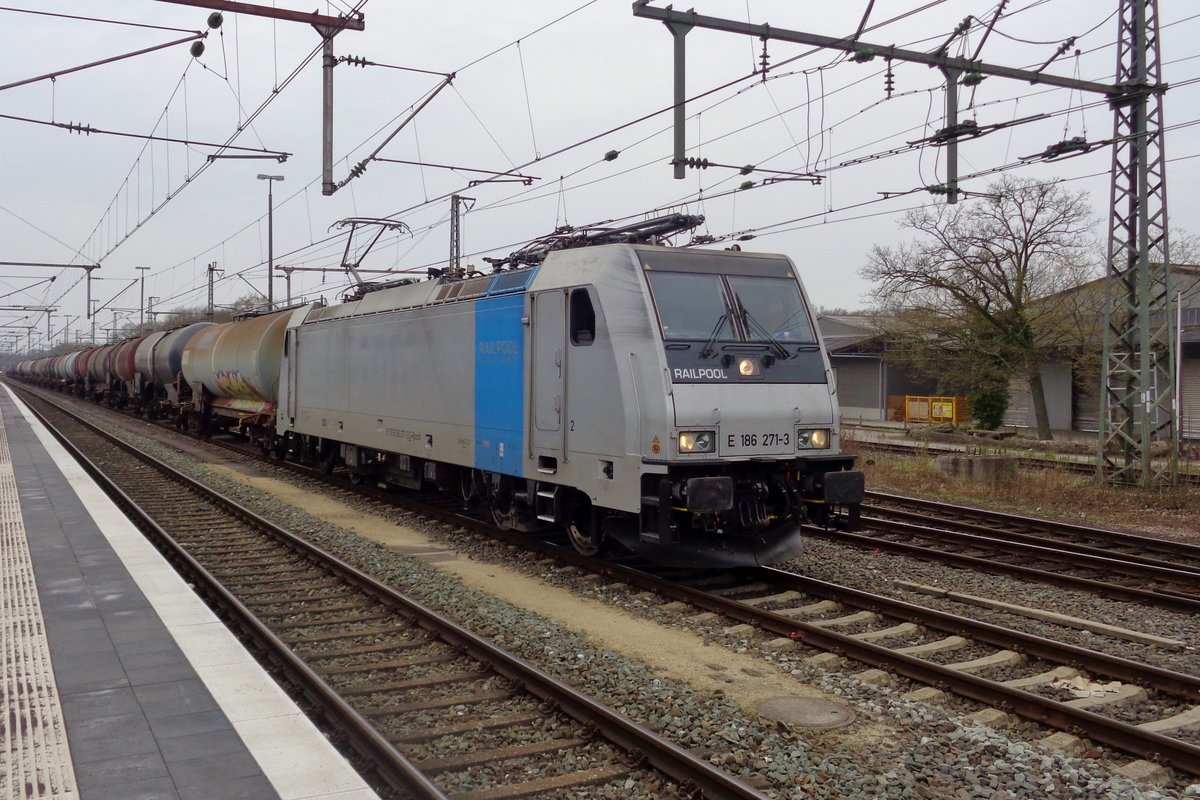 Railpool, ex-LOTOS 186 271 verl�sst mit ein GUterzug aus Rotterdam am 9 April 2018 Bad Bentheim. 