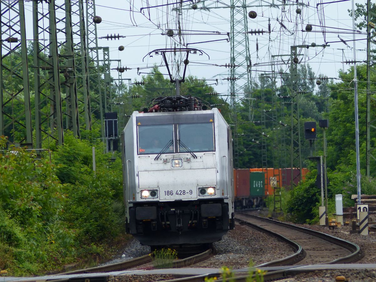 Railpool Lok 186 428-9  (91 80 6186 428-9 D-Rpool) Rangierbahnhof Gremberg, Bahnbergang Porzer Ringstrae, Kln 08-07-2016.

Railpool loc 186 428-9  (91 80 6186 428-9 D-Rpool) rangeerstation Gremberg bij overweg Porzer Ringstrae, Keulen 08-07-2016.