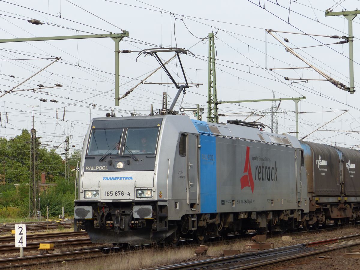 Railpool Lok 186 676-4 mit Aufschrift  Retrack  unterwegs fr Transpetrol Gterbahnhof Oberhausen West 22-09-2016.


Railpool elektrische locomotief 186 676-4 gehuurd door Transpetrol en met opschrift  Retrack  goederenstation Oberhausen West 22-09-2016.