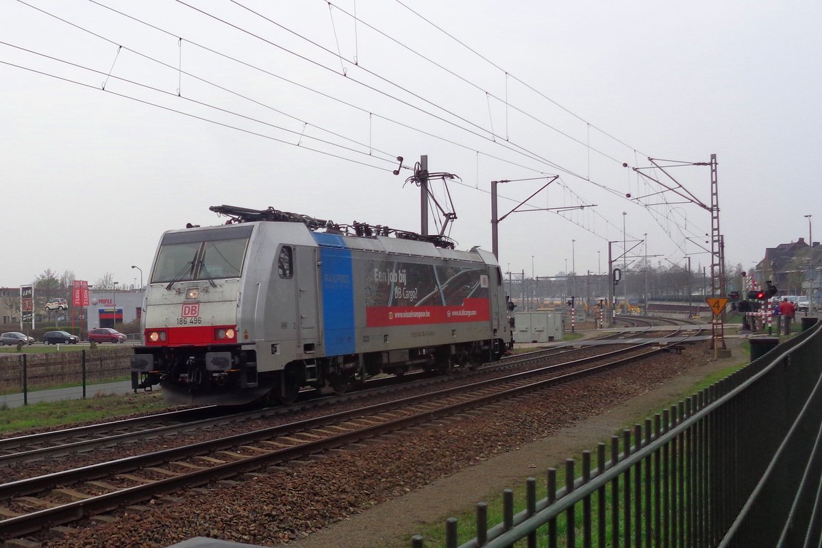 Railpool-S�ldner 186 496 wirbt neue Lokf�hrer f�r DB Cargo beim Ausfahrt aus Venlo am 24 M�rz 2019.