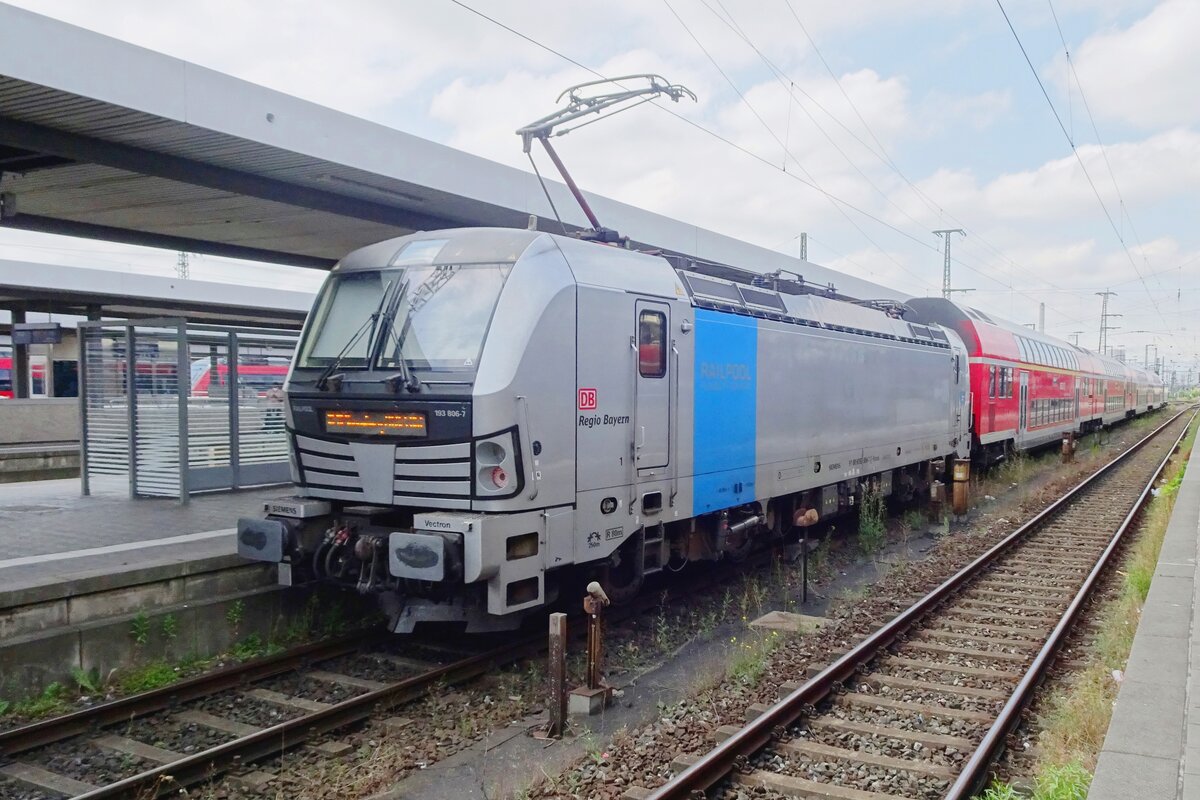 Railpool-S�ldner 193 806 steht mit ein RE nach Sonnenberg am 28 Juni 2022 in N�rnberg Hbf.