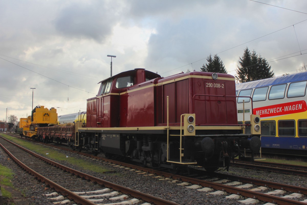RAILSYSTEMS RP GmbH 290 008-2 steht am 12.11.2015 im Bahnhof Stade mit einen kleinen Bauzug abgestellt.