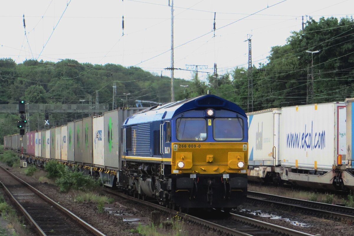 Railtraxx 266 009 schlepyt ein KLV durch K�ln West am 19 Mai 2022.