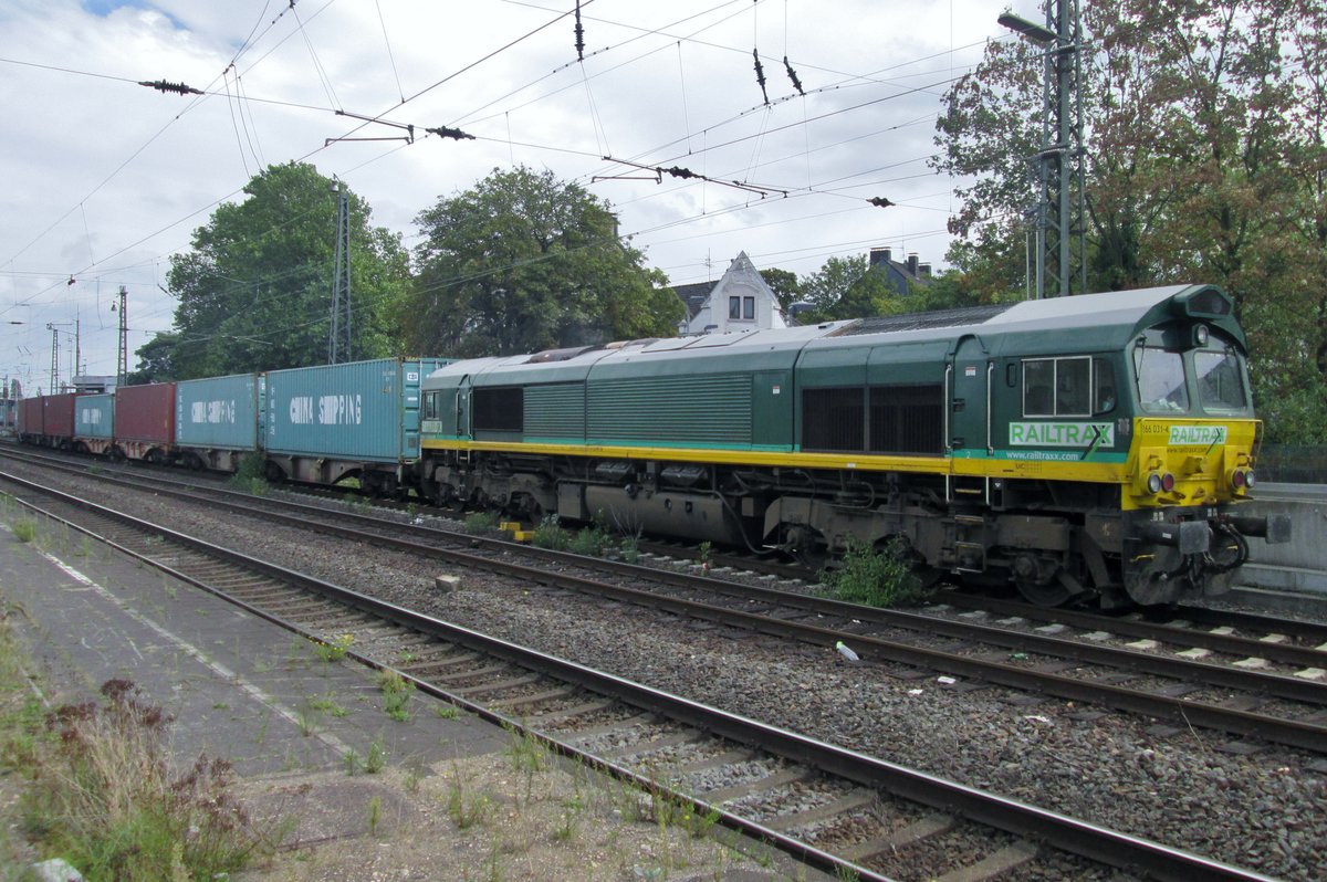 RailTraxx 266 031 verl�sst Rheinhausen mit ein KLV f�r Rotterdam am 16 September 2016.