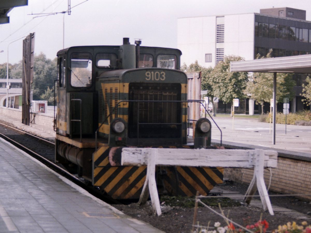 Rangierlokomotive 9103 in Kortrijk 09-10-1993. Bild und Scan: Hans van der Sluis.

Rangeerlocomotief 9103 in Kortrijk 09-10-1993. Foto en scan: Hans van der Sluis.