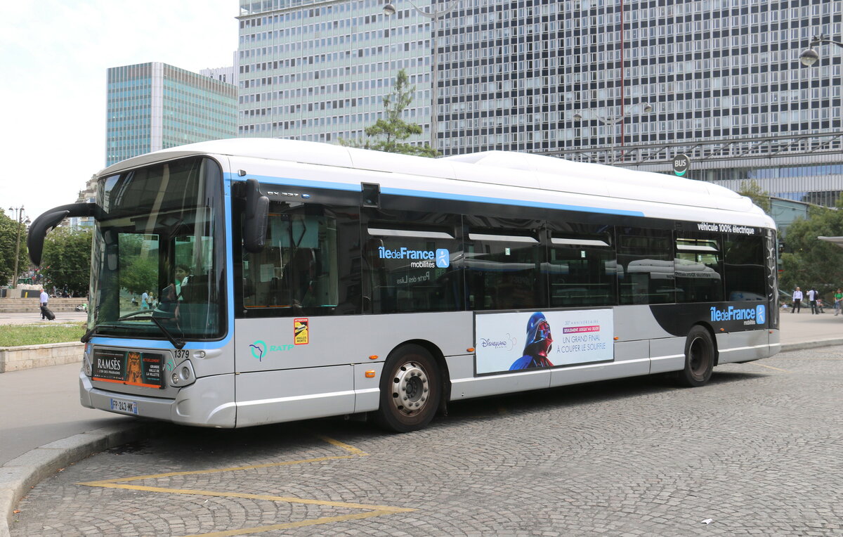 RATP Paris - Nr. 1379/FP 243 MK - Heuliez GX 337 E am 18. Juli 2023 in Paris (Aufnahme: Martin Beyer)