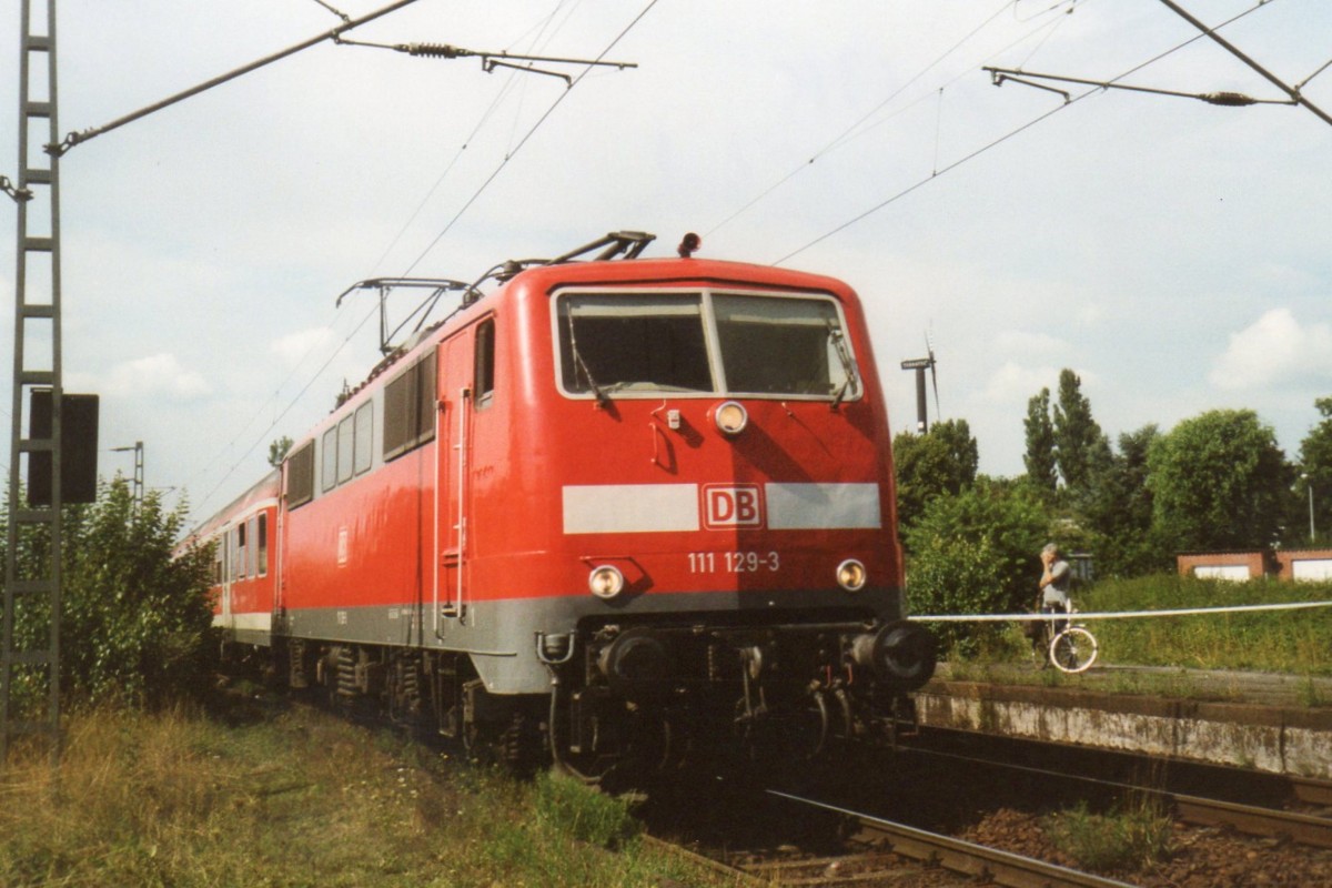 RB nach Hamm mit 111 129 passiert am 12 Augustus 2006 Kaldenkirchen w�hrend ein Bahnhofsfest.