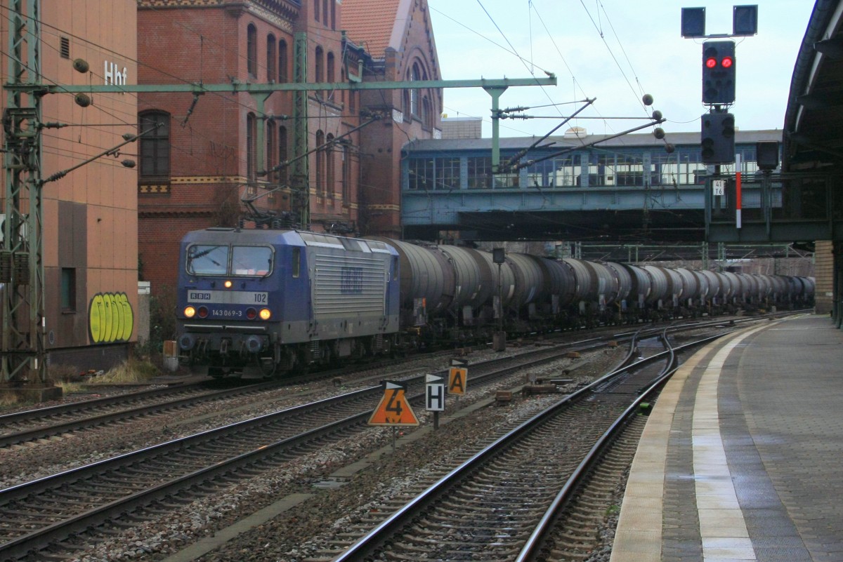 RBH 102 mit Kesselwagenzug am 10.01.2015 in Hamburg-Harburg auf dem Weg nach Süden