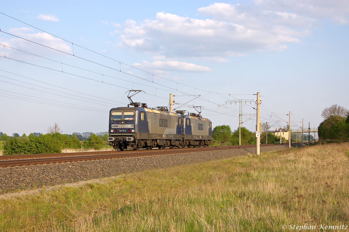 RBH 111 (143 911-6) & RBH 126 (143 217-8) RBH Logistics GmbH fuhren durch Vietznitz in Richtung Wittenberge weiter. 25.04.2014 