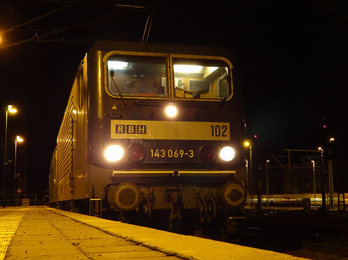 RBH 143 056 und 143 096 zusehen am 08.12.13 in Saalfeld.