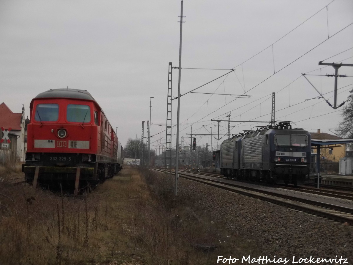 RBH 143 307 und 143 068 und die Ausgeschlachteten Loks 232 229 und 232 561 in Delitzsch am 25.1.16