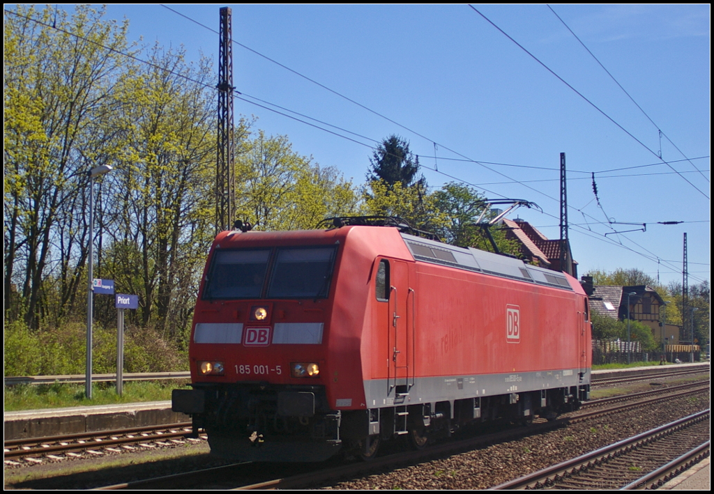 RBH 235 / 185 001-5 in Wustermark-Priort, 21.04.2015
<br><br>
Gebaut wurde die Lok von Bombardier im Jahr 2000. Vorgestellt wurde der Prototyp auf der InnoTrans im gleichen Jahr. 2002 wurde sie an DB Cargo ausgeliefert. Von 2009 bis 2010 war die Lok z-gestellt und wurde dann an die RBH Logistics GmbH vermietet (NVR-Nummer 91 80 6185 001-5 D-DB)