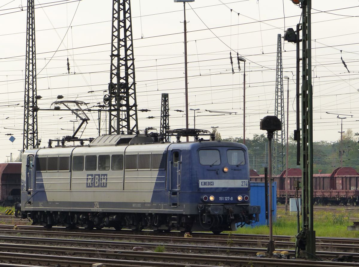 RBH Lok 274 (151 127-8) Oberhausen West 30-10-2015.

RBH loc 274 (151 127-8) Oberhausen West 30-10-2015.