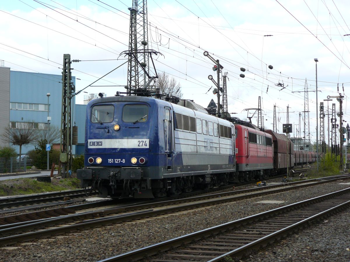 RBH (Rail Barge Harbour) Lok 274 (151 127-8) mit Schwesterlok. Oberhausen West 17-04-2015.

RBH (Rail Barge Harbour) loc 274 (151 127-8) met zusterloc. Oberhausen West 17-04-2015.