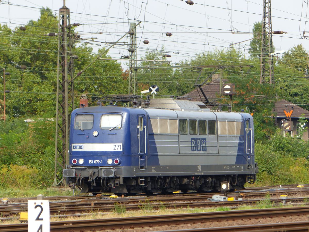 RBH (Rail Barge Harbour) Lok 271 (151 079-1) Gterbahnhof Oberhausen West 22-09-2016.

RBH (Rail Barge Harbour) loc 271 (151 079-1) goederenstation Oberhausen West 22-09-2016.