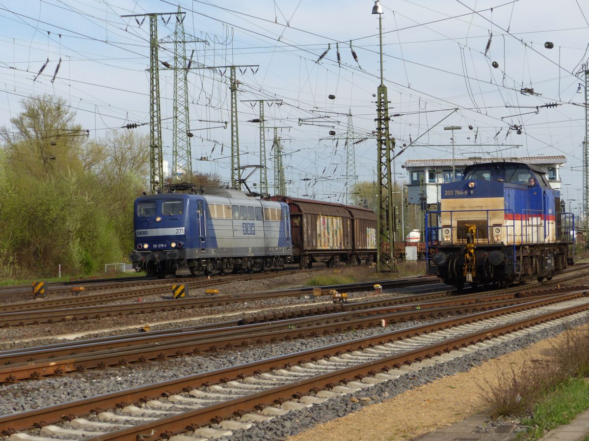 RBH (Rail Barge Harbour) Lok 271 (151 079-1) und ALS (Alstom Lokomotiven Service GmbH) Diesellok 203 764-6 Rangierbahnhof Gremberg bei Gremberg Gnf (Gremberg Nord Fahrdienstleitung). Porzer Ringstrae, Kln 31-03-2017.

RBH (Rail Barge Harbour) loc 271 (151 079-1) en ALS (Alstom Lokomotiven Service GmbH) dieselloc 203 764-6 rangeerstation Gremberg bij seinhuis Gremberg Gnf (Gremberg Nord Fahrdienstleitung.) Porzer Ringstrae, Keulen 31-03-2017.