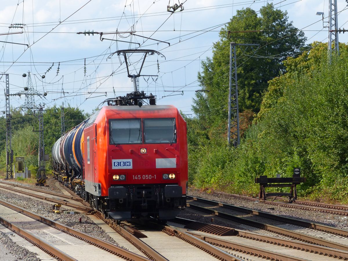 RBH (Rail Barge Harbour) Lok 145 050-1 mit Kesselwagen Salzbergen 17-08-2018.

RBH (Rail Barge Harbour) loc 145 050-1 met ketelwagentrein komende uit de richting Leer/Emden. Salzbergen 17-08-2018.