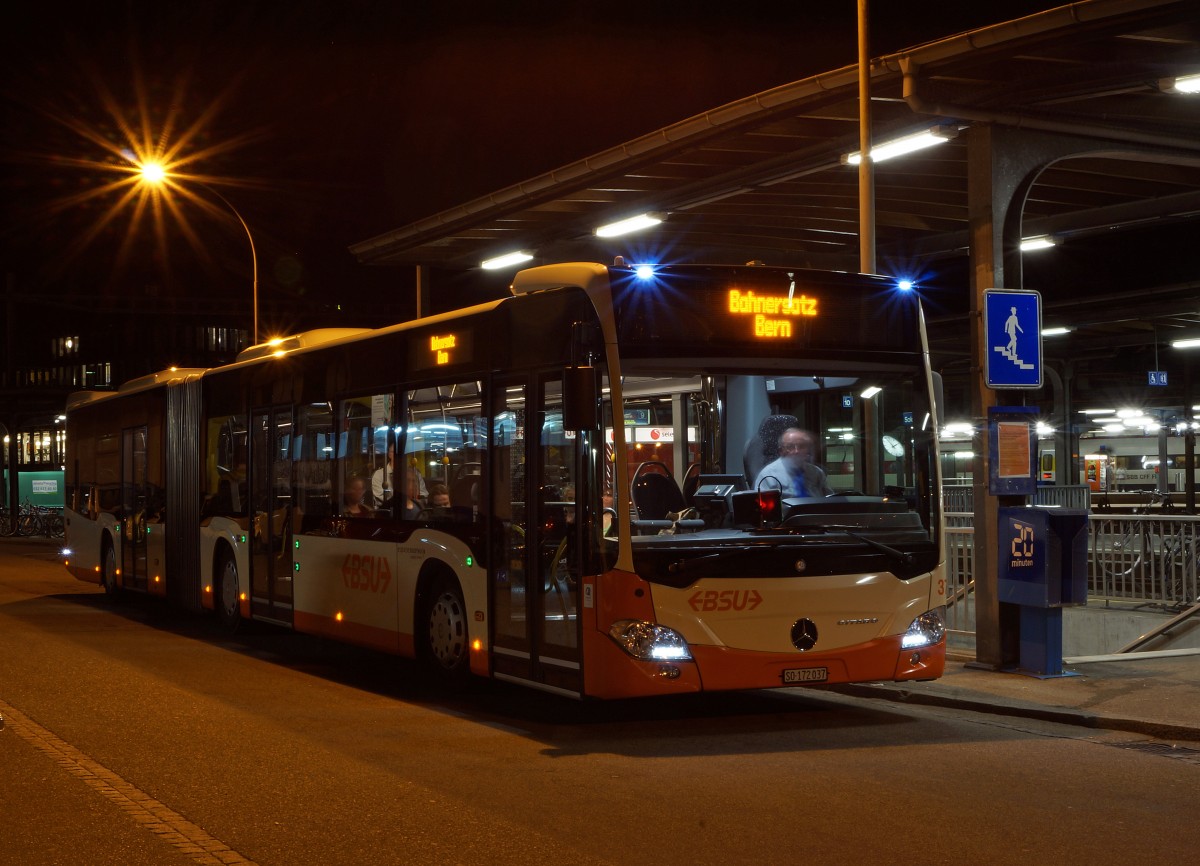 RBS: Streckensperrung auf dem Streckenabschnitt Solothurn HB-Lohn Lterkofen infolge Gleisbauarbeiten whrend den Wochen 15 und 16 2015. Ab 21.00 Uhr bis Betriebsschluss wurde die Bahn durch Busse ersetzt. Ein durch BSU anstatt RBS gefhrter RE der S8 nach Bern in Lohn-Lterkofen am 13. April 2015. Weil der BSU Mercedes CITARO Nr. 37 auch an den Gleisbauarbeiten beteiligt war, wurde er ausnahmsweise unter den Bahnen eingestellt. 
Foto: Walter Ruetsch  