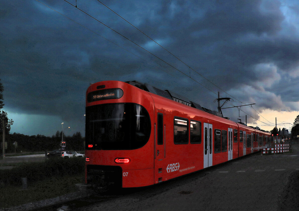 RBS Worbla-Zug 07 als Berner S9 nach Unter-Zollikofen bei Worblaufen. 28.Juni 2021. HINWEIS: Dieses Bild wurde mir - zurecht - anderswo abgelehnt als zu dunkel und zu unscharf. Ich nehme mir hier dennoch die Freiheit, es hier zu zeigen und einen Eindruck zu geben, wie sich ein harmloser Photographier-Nachmittag unversehens in ein Weltuntergangs-Erlebnis wandeln kann... 