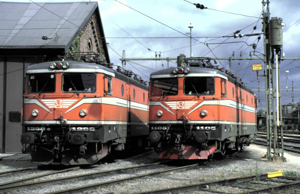 Rc 4 Nr.1288 Baujahr 1980 und Rc 2 Nr.1105, Baujahr 1973, beide von ASEA stehen für den nächsten Einsatz bereit in Hallsberg am 11.08.1985. (Diascan)