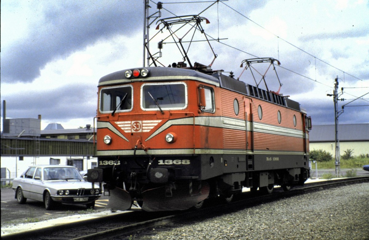 Rc 5 Nr.1368, von ASEA,Baujahr 1985. Die neue Lok wird in Hallsberg präsentiert, am 11.08.1985 (Diascan).