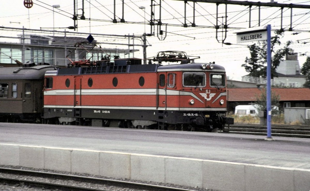 Rc 6 Nr.1414, von ASEA Baujahr 1987, in Hallsberg am 01.08.1994 (Diascan).Die Stationierung war 1988 Hagalund.