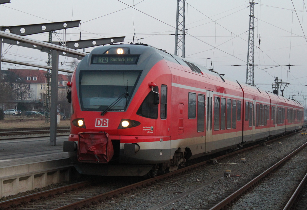RE 13012 von Sassnitz nach Rostock Hbf bei der Einfahrt im Rostocker Hbf.09.02.2018