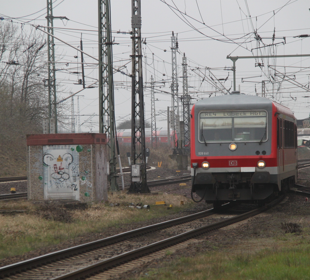 RE 13085 von Lbeck Hbf nach Bad Kleinen bei der Einfahrt im Bahnhof Bad Kleinen im Hintergrund fuhr RE 4306(Rostock-Hamburg)raus.28.03.2015