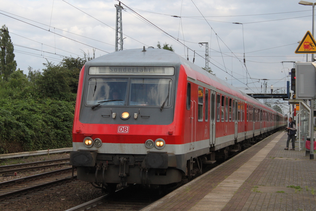 RE 13291 von Berlin-Gesundbrunnen nach Warnemünde bei der Durchfahrt am Abend des 04.08.2017 in Rostock-Bramow.