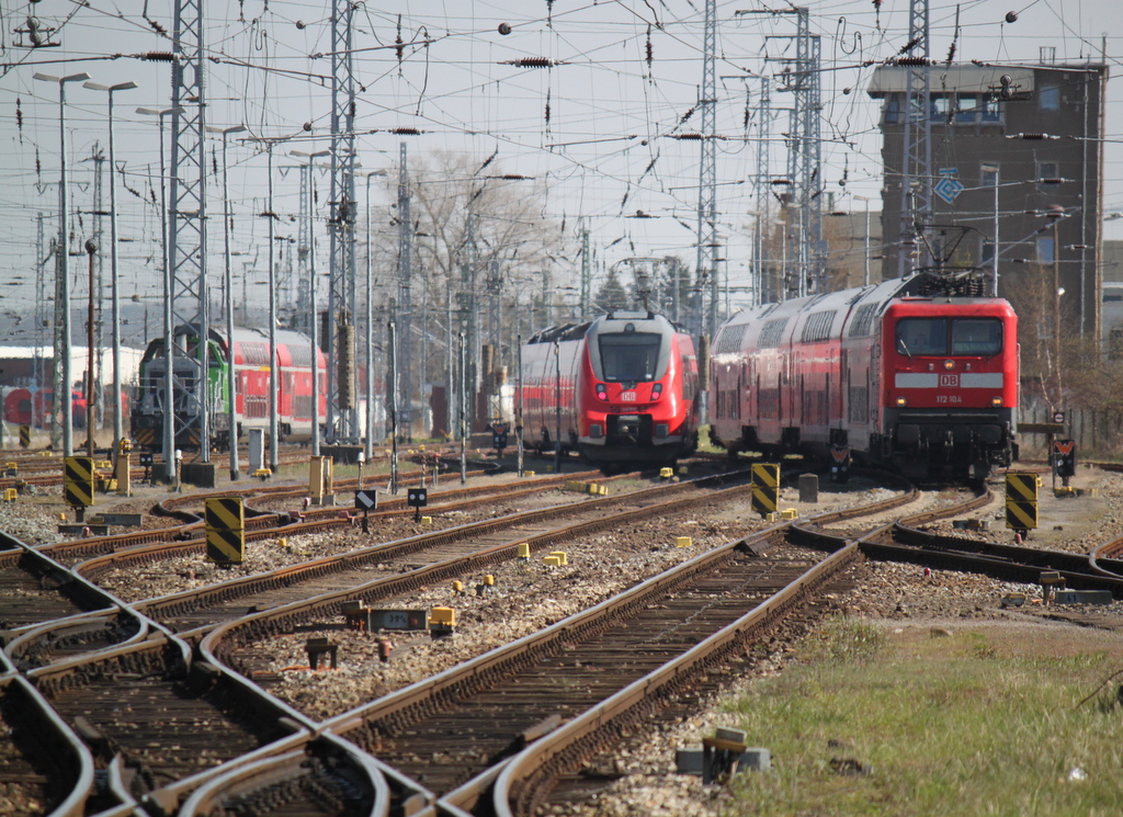 RE 4358 von Lutherstadt Wittenberg nach Rostock Hbf bei der Einfahrt im Rostocker Hbf.19.04.2015