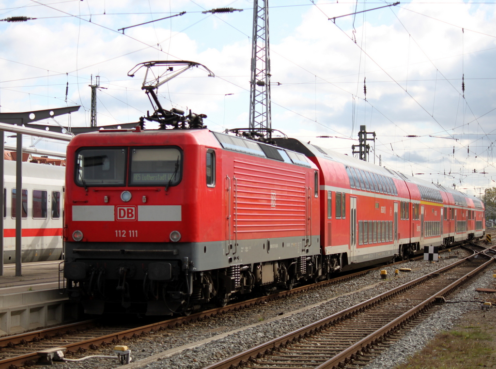RE 4361 von Rostock Hbf nach Lutherstadt Wittenberg bei der Ausfahrt im Rostocker Hbf.18.10.2013