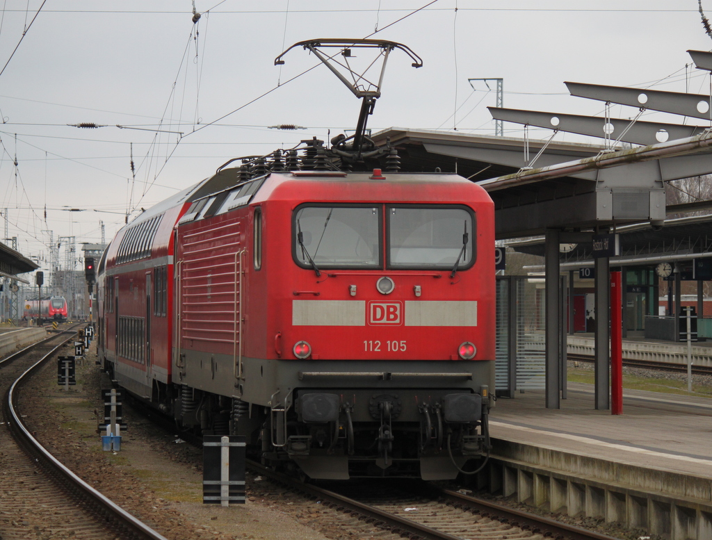 RE 4361 von Rostock Hbf nach Lutherstadt Wittenberg kurz vor der Ausfahrt im Rostocker Hbf.15.03.2015
