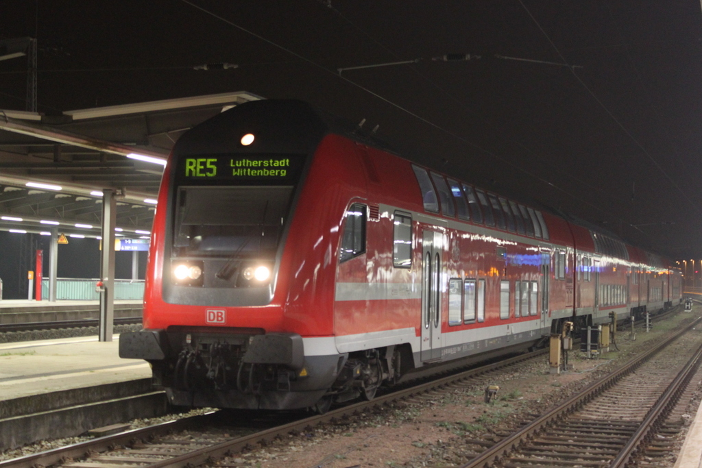 RE 4367 von Rostock Hbf nach Lutherstadt Wittenberg kurz vor der Ausfahrt im Rostocker Hbf.30.10.2015
