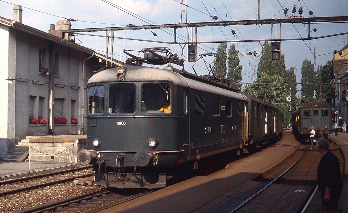 Re 4/4 I 10036 f�hrt im Fr�hjahr 1979 in den Bahnhof Rohrschach Hafen ein