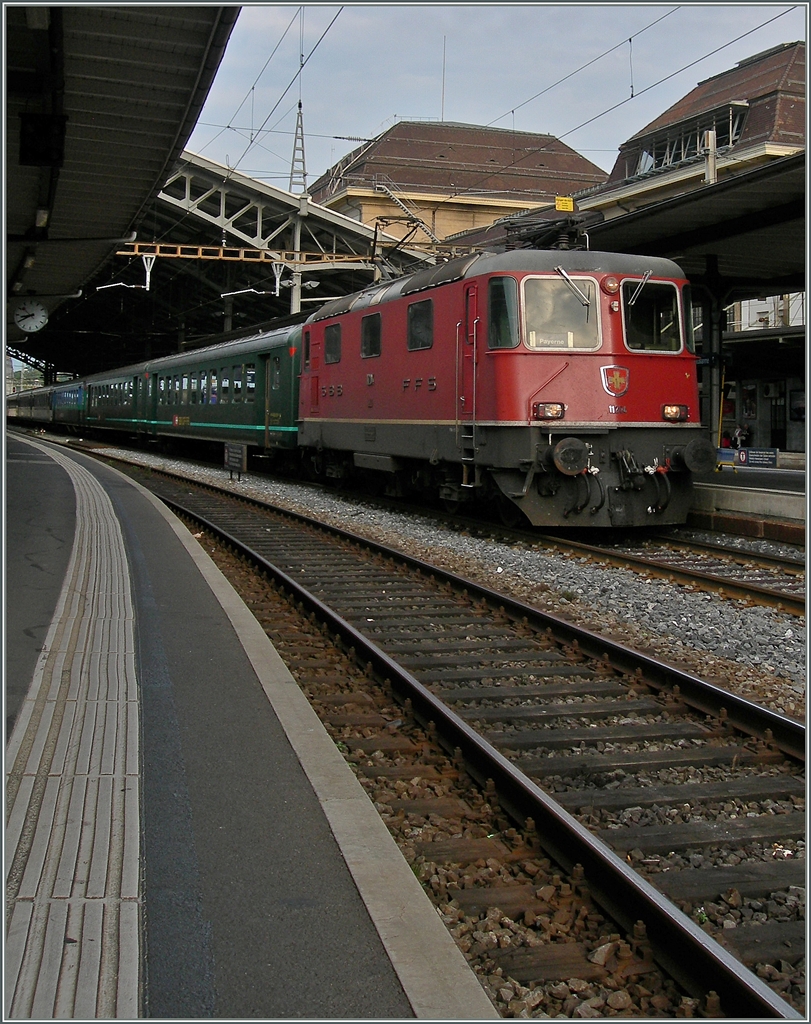 Re 4/4 II 11204 mit einem Extrazug nach Payerne zur Air 14 in Lausanne. 
7. Sept. 2014