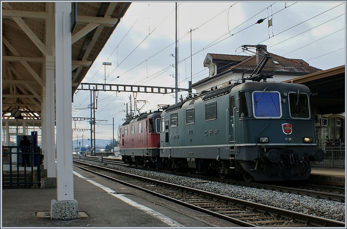 Re 4/4 II in Grün und Rot in Chavornay.
1. Feb. 2010