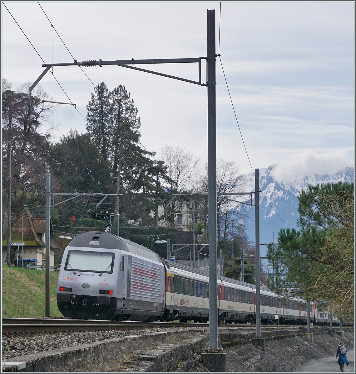Re 460 061  150 Jahre Schindler  ist bei Villeneuve mit einem IR90 in Richtung Brig unterwegs. 

27. Feb. 2024