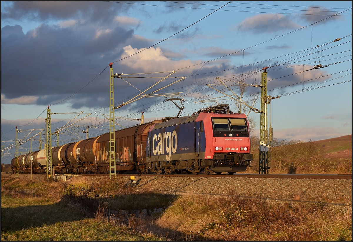 Re 482 022-8 mit einem Mischer Richtung Muttenz. Schliengen, Dezember 2017.