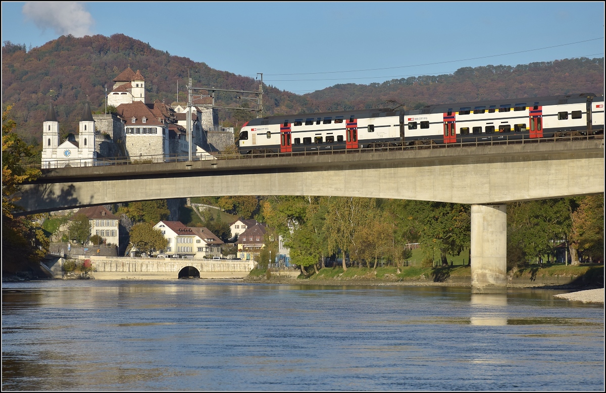 Re 511.1 fährt auf der Schnellstrecke an Aarburg vorbei. Oktober 2016.