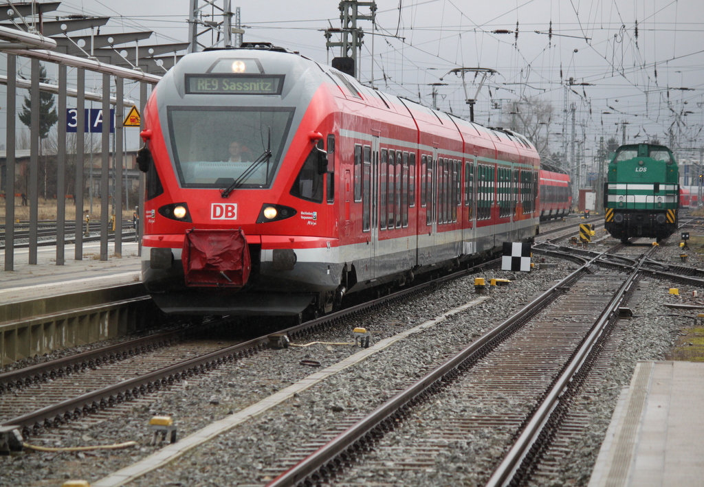RE 9(RE 13008)von Sassnitz nach Rostock Hbf bei der Einfahrt im Rostocker Hbf,weiter hinten hatte 203 127-6 der Firma LDS Pause.12.02.2016