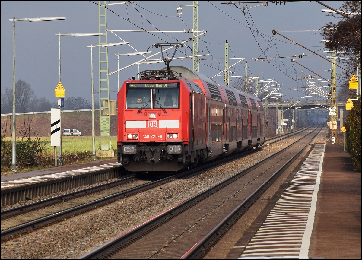 RE nach Basel mit 146 226 in Auggen. Gruss zurück an den Tf auf diesem Wege. Dezember 2018.