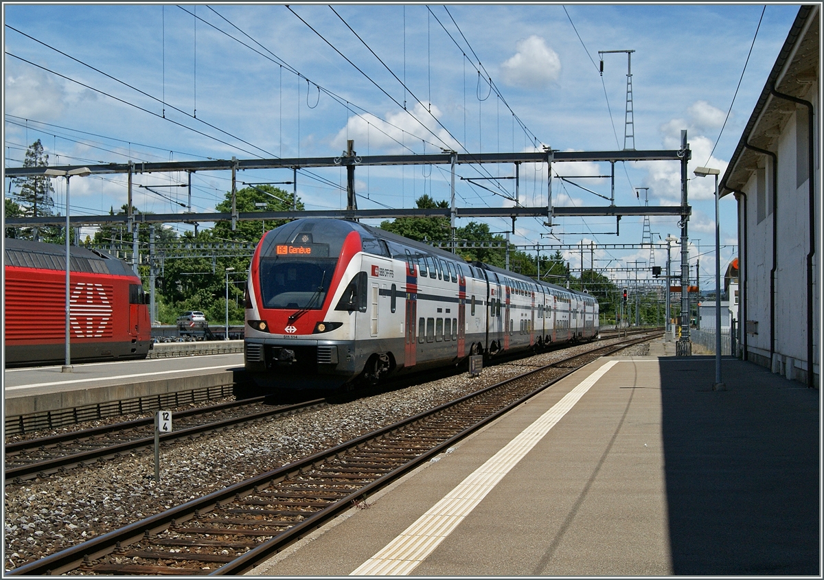 RE-Züge in Form moderner RABe 511 (KISS) verbinden im Halbstundentakt Genève mit Lausanne und alternativ nach Vevey bzw. Romont. 
Hier erreicht der RABe 511 114 als RE 2624 Romont - Genève den Bahnhof Morges.