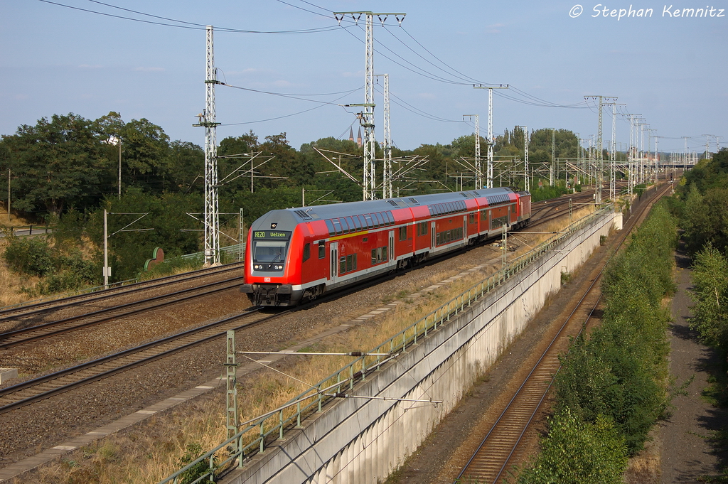 RE20 (RE 17622) von Halle(Saale)Hbf nach Uelzen in Stendal(Wahrburg) und beschoben hatte die 114 032-6. Es handelt sich hier um die ehemalige IRE  Magdeburg-Berlin-Express  Dostos Garnitur. 22.08.2013