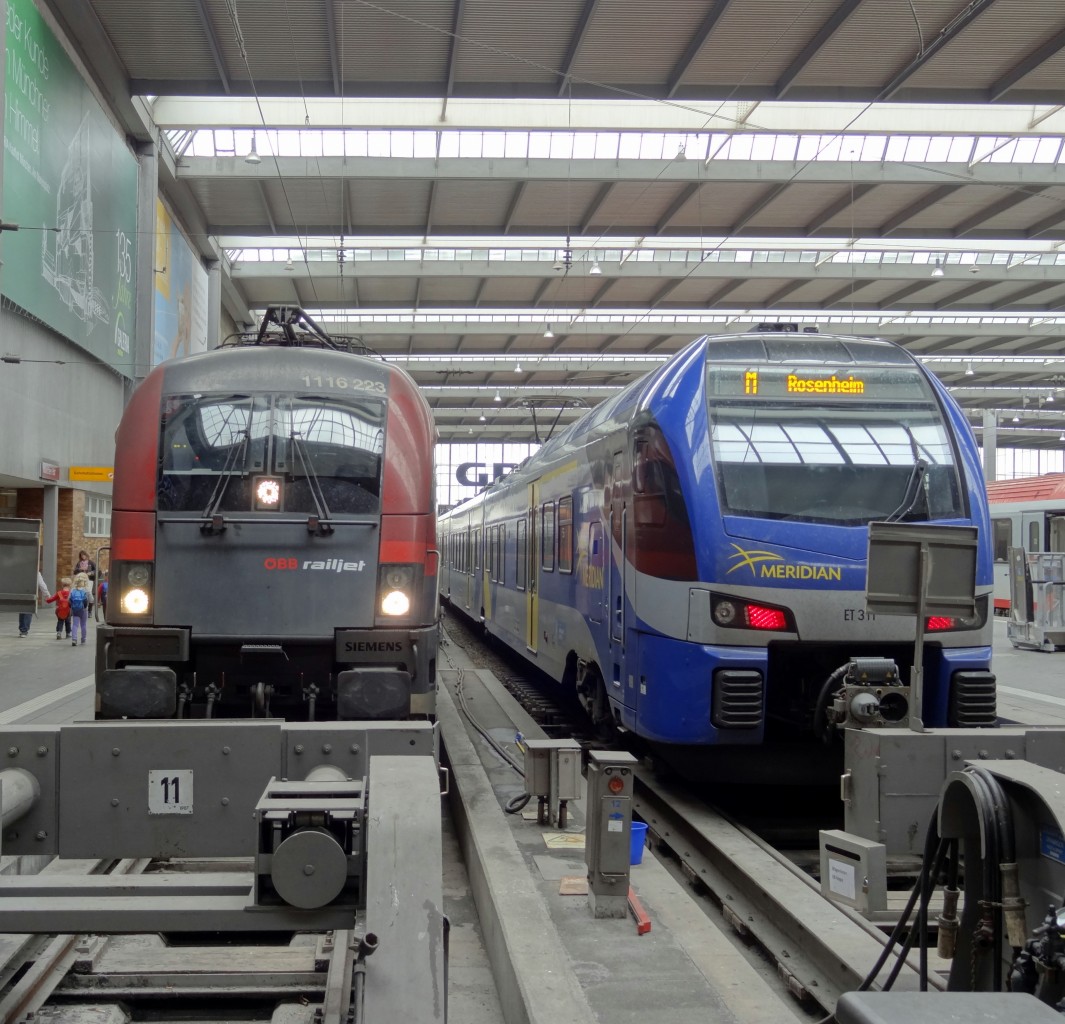 Rechts ein Meridian nach Rosenheim und links ein Railjet nach Budapest, stehen in München Hbf.
Aufgenommen im September 2014.
