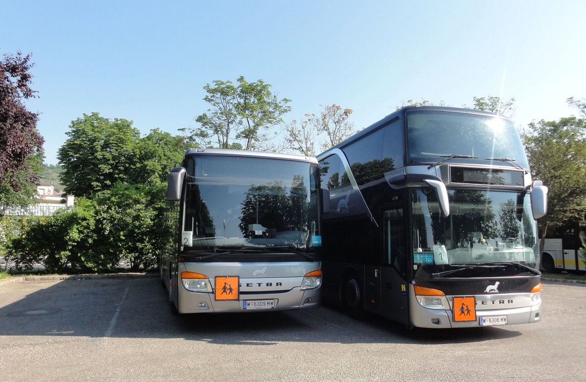 Rechts ein Setra 431 DT und links ein Setra der 400er Serie vom  Wieselbus ,Linie in Nieder�sterreich im Juni 2015 in Krems.