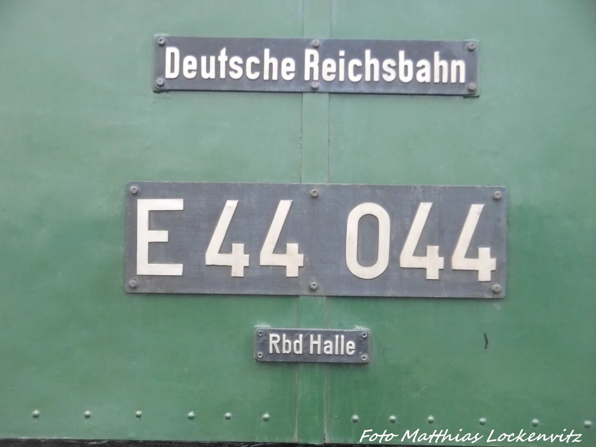 Reichsbahnschild, Loknummer und Reichsbahndirektion von der E44 044 in Gro�korbetha am 17.4.16