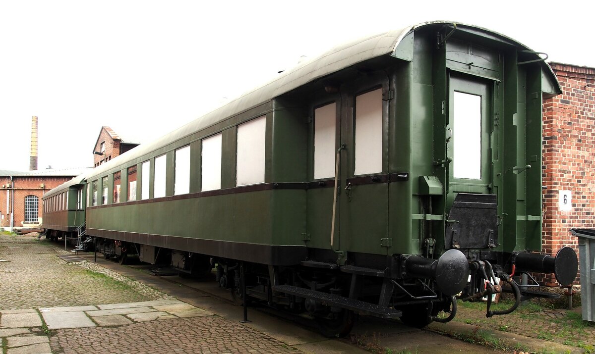 Reisezugwagen ehemals E 30, jetzt mit der Modellbahnanlage des Sächsischen Eisenbahnmuseums in Chemnitz am 19.04.2017.