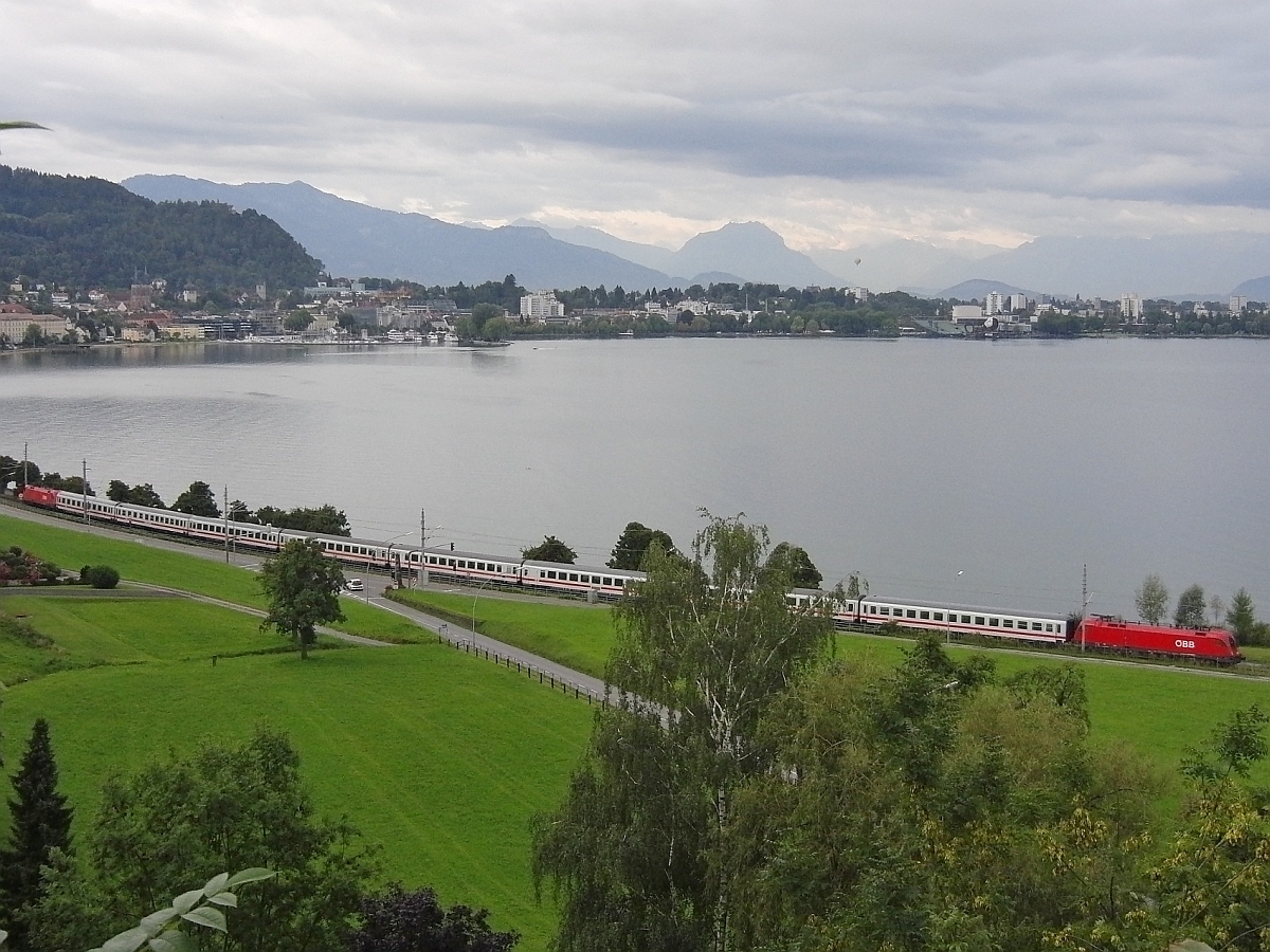 REX 5561 von Lindau nach Bregenz am 13.08.2011 bei Lochau. In Bregenz ändert sich die Zugnummer auf RJ 561. Auf Grund der Arlbergsperre fährt der Zug nicht mit dem bekannten Railjet-Zugmaterial/-Aussehen und auch nicht bis nach Wien sondern nur bis Bludenz.