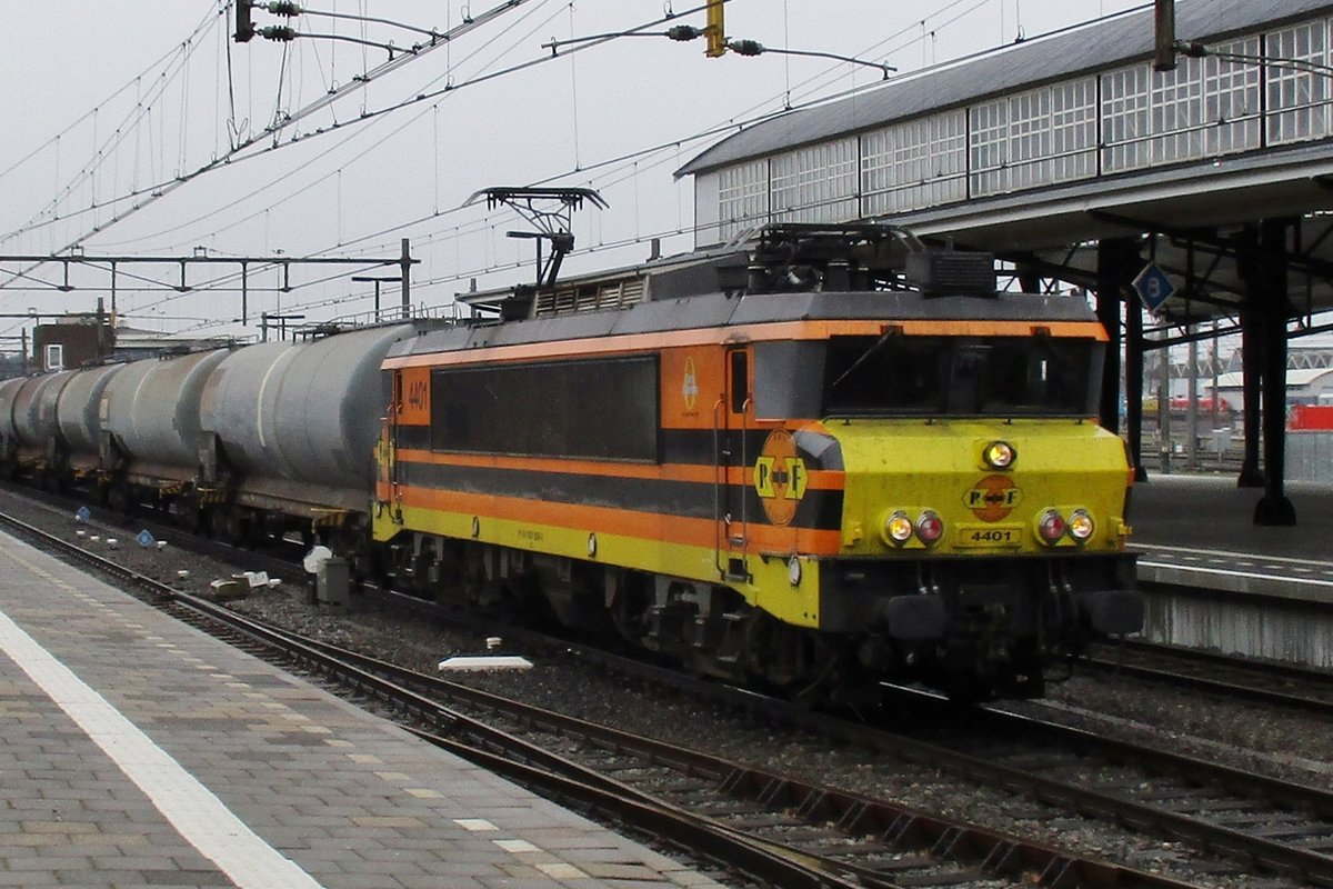 RF 4401 durchfahrt mit ein Zementzug am 25 Februar 2017 Amersfoort.