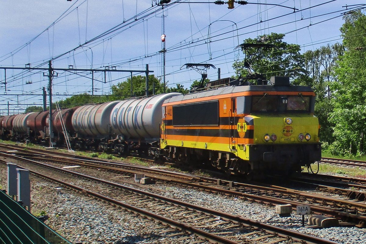 RF 4402 verlässt am 15 Mai 2017 in Nijmegen Centraal.